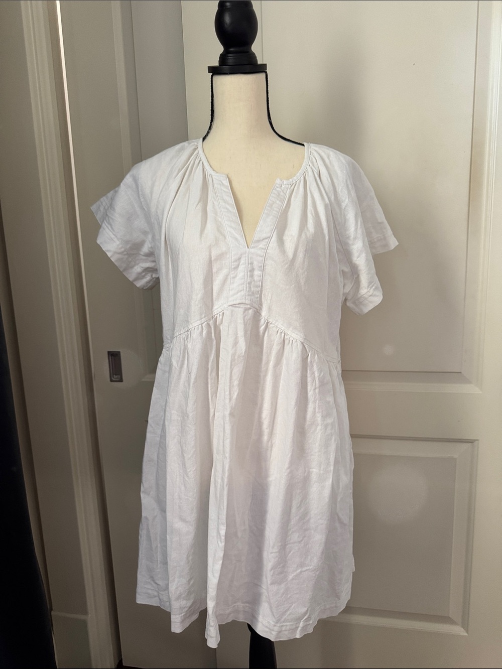 Universal Thread White Short-Sleeve V-Neck Tunic